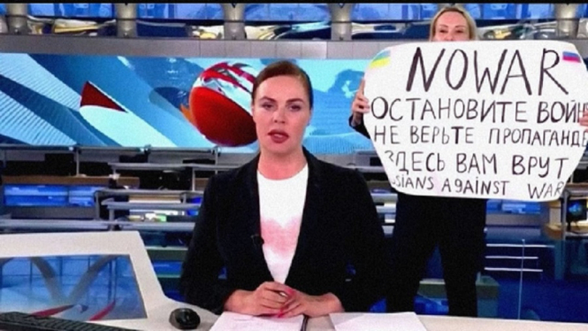 Bikin Heboh, Pengunjuk Rasa Anti Perang Sela Siaran Berita TV Rusia
