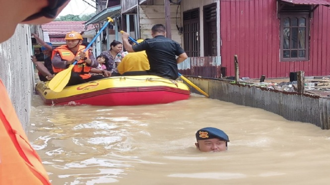 Bantu Korban Banjir di Balikpapan, Brimob Kaltim Kerahkan Puluhan Personil