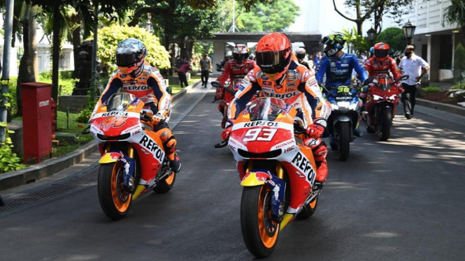Pembalap MotoGP Mengendarai motornya keluar dari Istana Merdeka