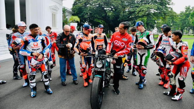 Presiden Jokowi naik Motor di Istana Merdeka disaksikan Pembalap MotoGP