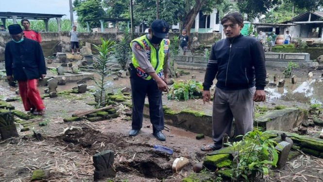 Ziarahi Makam Istri, Kakek meninggal diatas makam (antv / Yusuf Saputro)