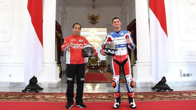 Presiden Jokowi dan pembalap Bo Bensnyder di Istana Negara