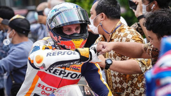 Pol Espargaro Pembalap Tim Repsol Honda jabat tangan fans di Parade MotoGP di Jakarta