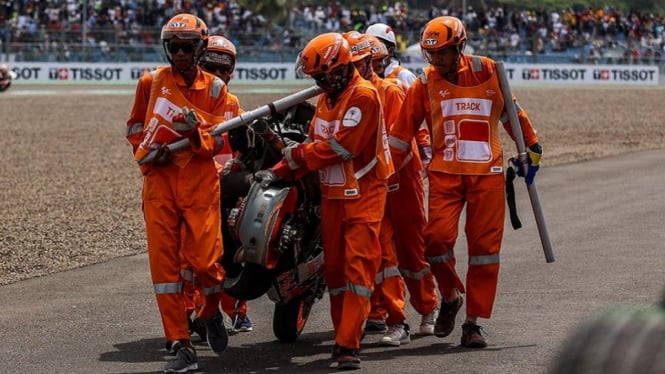 MarcMarquez Motornya hancur di warming up kecelakaan lagi