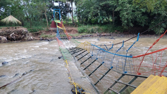 Jembatan Gantung Terputus, Puluhan Santri di Ciamis Jatuh Ke Sungai