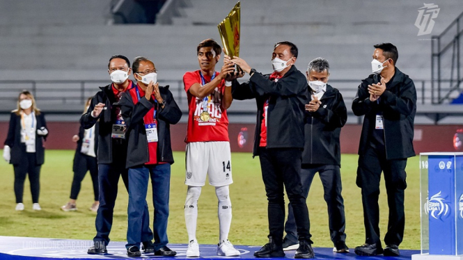 Gelandang senior Bali United FC, Fadil Sausu terima Trophy Musim 2021-2022