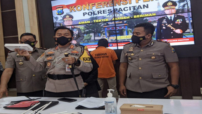 Jual akses wifi ilegal,seorang warga dibekuk polisi (antv / Agus Wibowo)