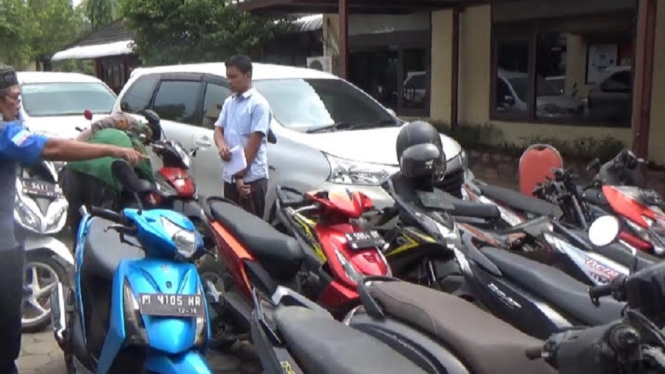 Rumah Penadah Motor Curian Digerebek Polisi saat Sahur, Segini Jumlah Motornya (Foto antvklik-Dimas)