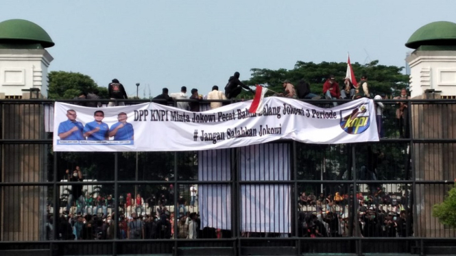 Ribuan Spanduk KNPI Mendesak Bahlil Dicopot di Aksi Demo Sebagai Dalang Jokowi 3 Periode (Foto Istimewa)