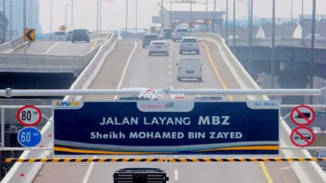 Lalin Arah Cikampek Tol Layang MBZ Padat, Imbas Perbaikan Jalan di KM 11
