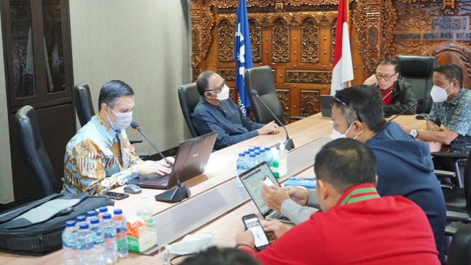 Ketua Umum PSSI Mochamad Iriawan saat menerima Exco PSSI Hasani Abdulgani dan Hamdan Hamedan