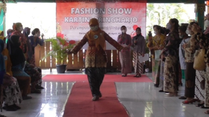 Keseruan buruh gendong beringharjo ikuti fahsion show hari Kartini (antv / Nuryanto)