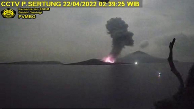 Gunung Anak Krakatau Erupsi, Warga Diimbau Menjauh Radius 2Km