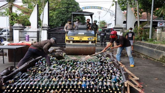 Operasi Ketupat Candi 2022, Polres Banjarnegara Musnahkan Ribuan  Botol Miras