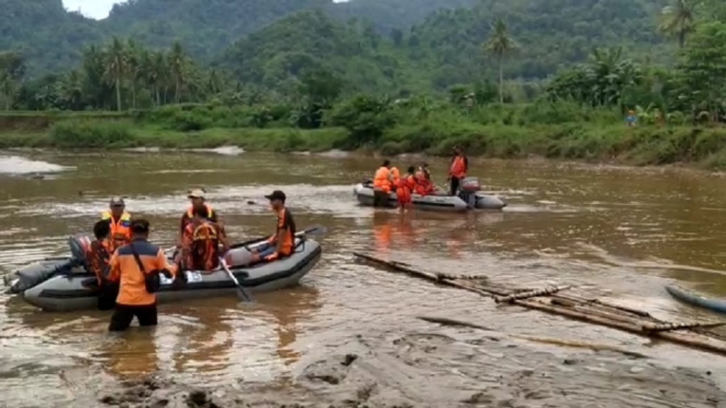 Hilang Terseret Banjir, Tim SAR Sumbawa Perluas Pencarian Korban Hingga Radius 4 Km