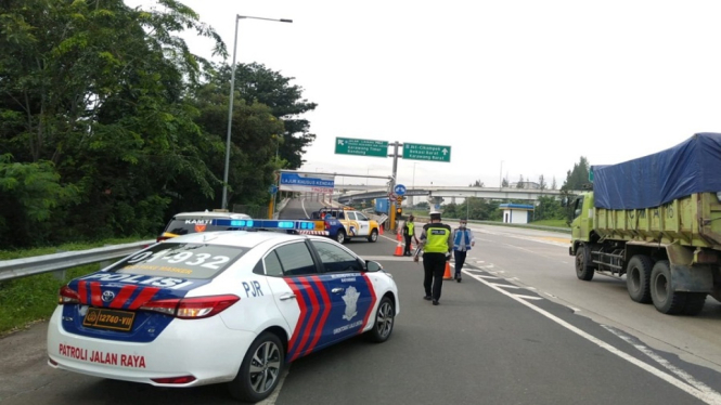 Urai kepadatan kendaraan, tol layang MBZ ditutup sementara (antv / Kurnia Dwi Hapsari)