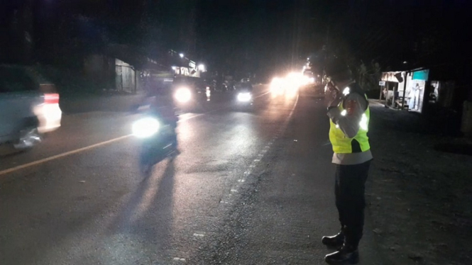 Kuras Kendaraan Macet di Jalur Gentong Tasikmalaya, Polisi Berlakukan One Way 10 Km