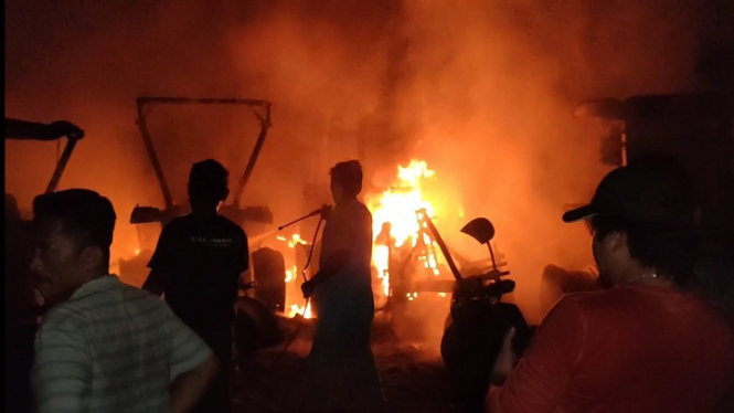 Empat Traktor Terbakar Dipemukiman Padat Penduduk, Warga Panik