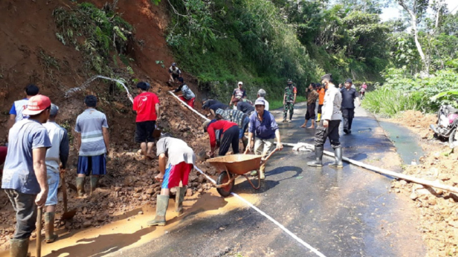 Tertutup Longsor, Polisi dan Warga Bersihkan Jalan Pagentan Banjarnegara  