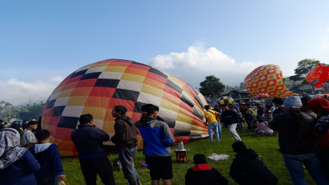 Bahaya, Ada 12 Balon Udara Terbang di Langit Semarang Tanpa Pengikat