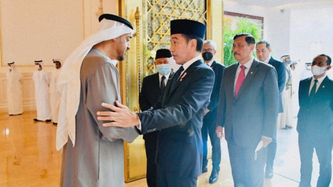 Singgah di Abu Dhabi, Presiden Jokowi Sampaikan Dukacita atas Wafatnya Sheikh Khalifa