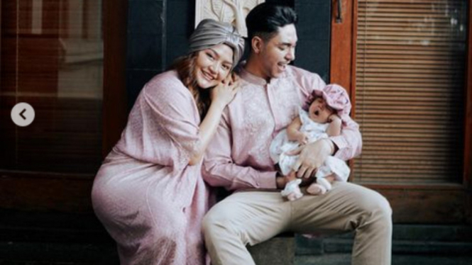 Kebersamaan Siti Badriah dengan Keluarga Kecilnya. Sumber Foto Instagram @sitibadriahh