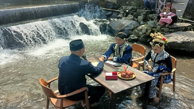 Anti Mainstream! Tujuh Pasang Pengantin Nikah di Kebun Salak dan Aliran Sungai