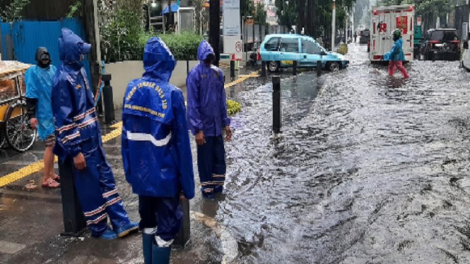 Hujan Deras, Ruas Jalan Cikini Raya Terendam 15 Centimeter