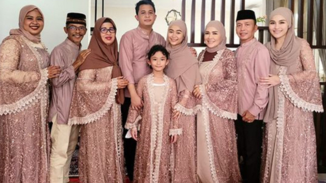 Potret Keluarga Ayu Ting Ting saat acara syukuran rumah baru Syifa. Instagram @ayutingting92