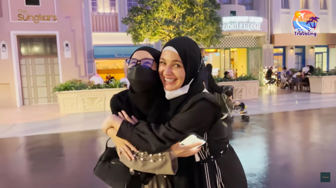 Shireen Sungkar dan Laudya Cynthia Bella di Dubai (Foto: Youtube The Sungkars)