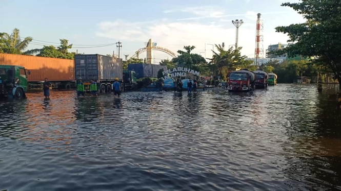 Banjir di kawasan Pelabuhan Tanjung Emas masih cukup tinggi, Selasa (24/5/2022)