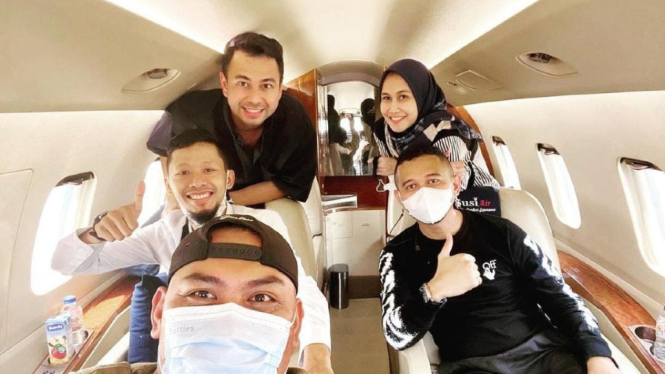 Raffi Ahmad dan karyawan saat di dalam jet pribadi. Instagram mimibayuh