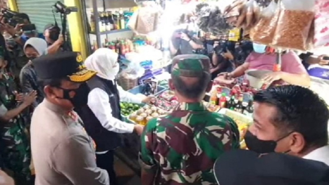 Forkopimda Jatim Cek Harga dan Distribusi Migor di Pasar Soponyono Rungkut (Foto antvklik-Zainal)