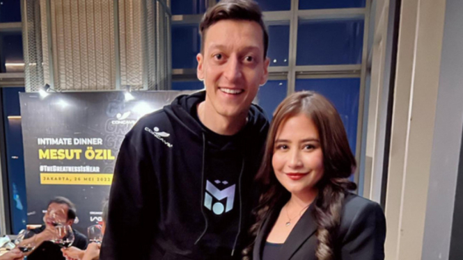 Prilly Latuconsina dinner bersama dengan Mesut Ozil. Foto Instagram @prillylatuconsina96