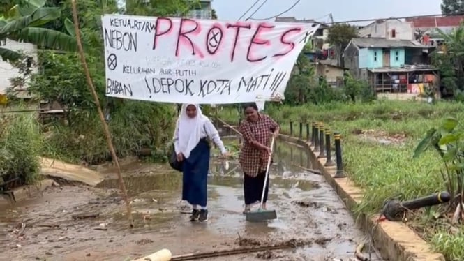 Sampah Sumbat Kali, Akses Jalan Cipayung - Pasir Putih Tertutup Banjir