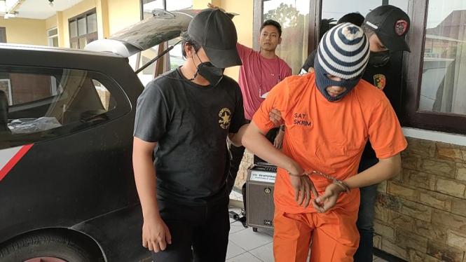 Terlilit Utang Pinjol, Mantan Karyawan Nekad Rampok Minimarket Terekam CCTV