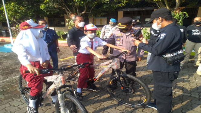 Bantu Ungkap Kasus, Dua Siswa SD Terima Hadiah Sepeda Dari Polisi