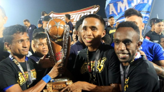 Arema FC juara Piala Presiden 2019 Skuat Singo Edan angkat Trophy