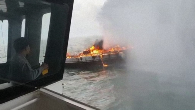 Kapal Bakamla RI Padamkan Kapal Terbakar di Perairan Karimun