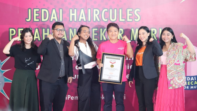 Jedai Haircules Ikat Rmbut Pertama Pemecah Rekor MURI Tahan Banting