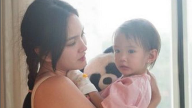 Shandy Aulia dan putrinya, Claire dalam akun Instagram @shandyaulia