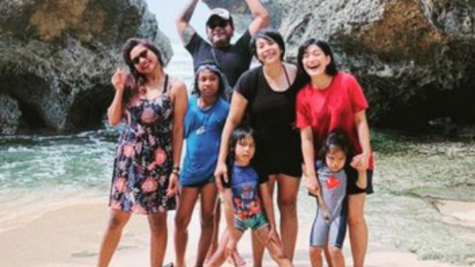 Kebersamaan Erix Soekamti, kedua istrinya dan juga anak-anaknya. Sumber foto Instagram @ditanya_goku