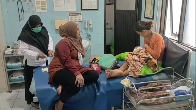 Viral, Wanita Melahirkan di Pinggir Jalan saat Menuju Puskesmas (Foto antvklik-Opi)