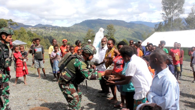 Satgas Yonif Para Raider 328 Kostrad Beri Bantuan Patung Bunda Maria di Gereja Intan Jaya, Papua