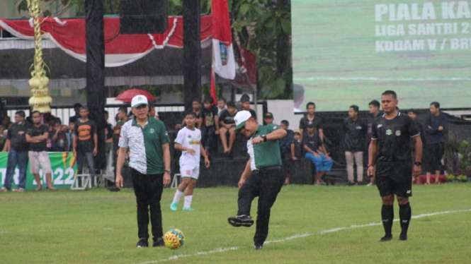 KASAD Jenderal TNI Dudung Abdurachman kick off Liga Santri PSSI 2022