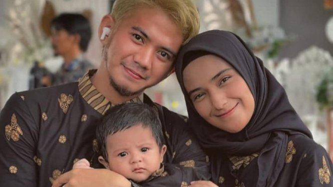 Kebersamaan Rizki 2R, Nadya Mustika dan putranya. Sumber Instagram ofc_k2rl_bali