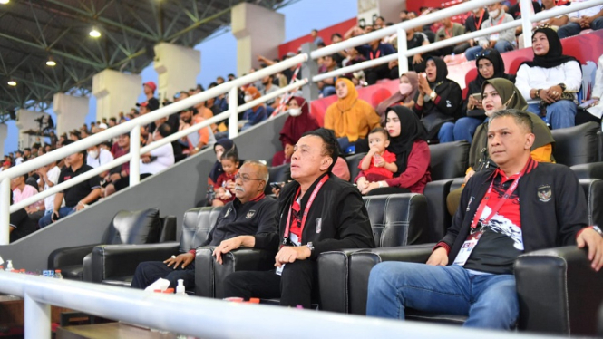 Ketum PSSI tonton langsung pertandingan Piala Presiden 2022
