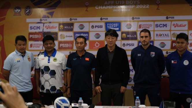 Shin Tae-yong dan jajaran pelatih peserta AFF Cup 2022 U-19 di Jakarta
