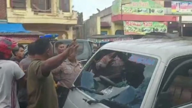 Terhasut Hoaks, Massa Beringas Rusak Mobil Pick-up dan Aniaya Pengendaranya (Foto antvklik-Denden)