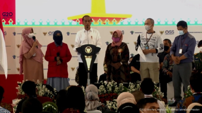 Presiden Jokowi Bagikan Ratusan Nomor Induk Berusaha Pelaku UMKM